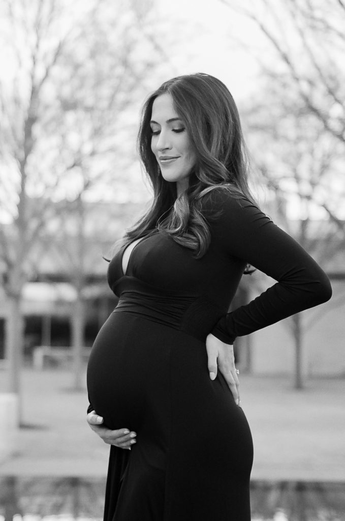 Fort Worth Maternity Photos at the Kimbell Art Museum